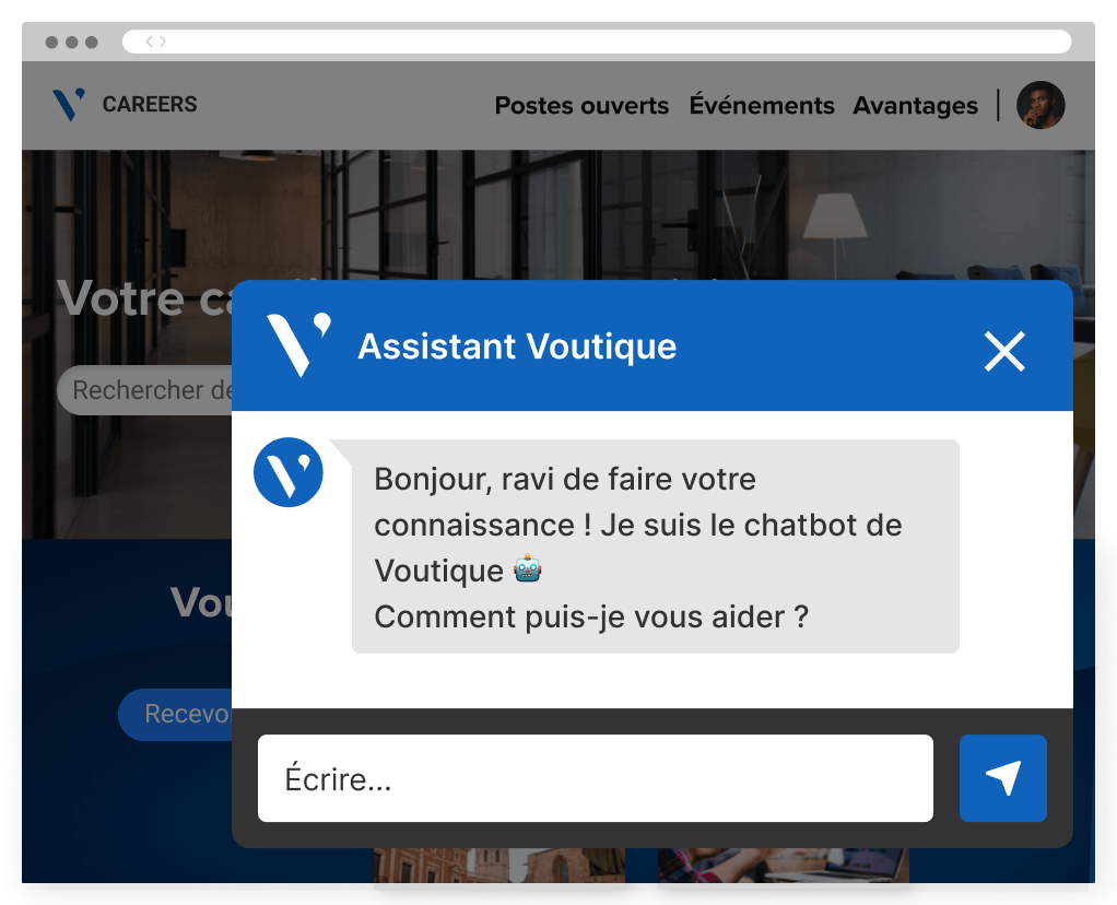 Une interface de chatbot accueillant l’utilisateur avec un site carrière affiché en arrière-plan.